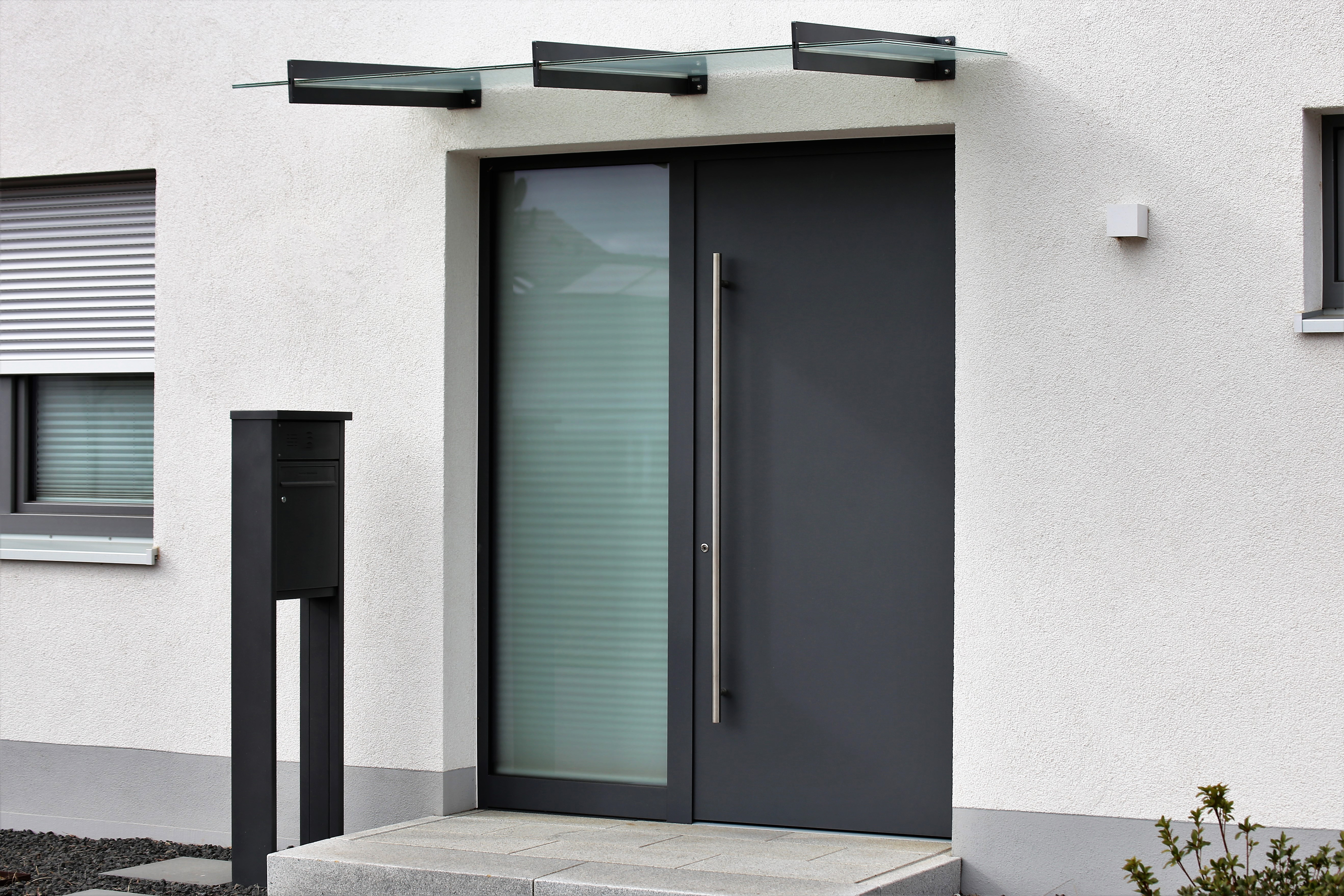 Neue Türen mit Sicherheitsfunktionen könnten Sie vor Einbruch schützen Einbruch einer weißen Altbau-Wohnungstür