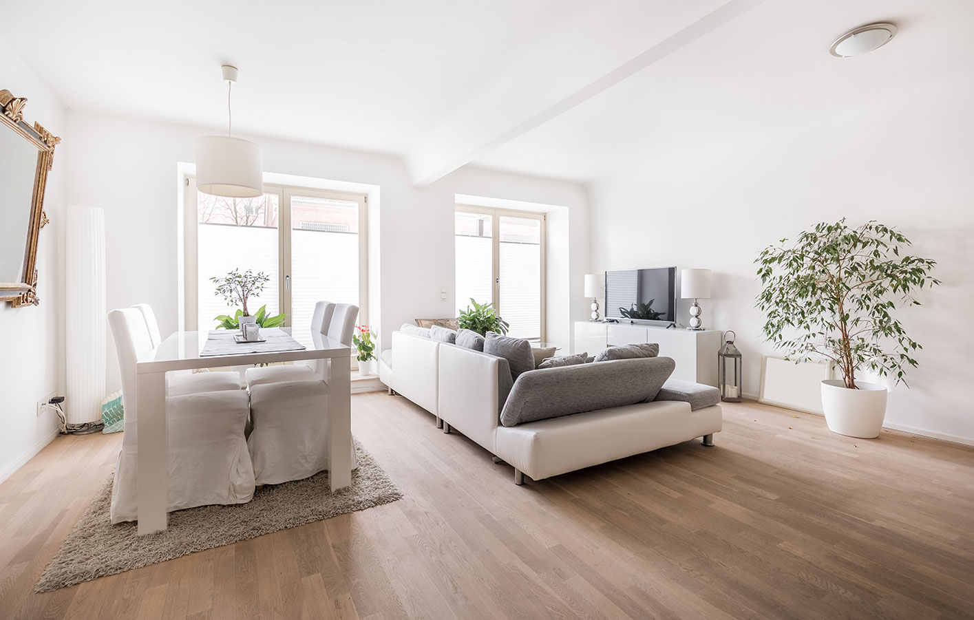 modernes Schlafzimmer mit Fischgrätparkett